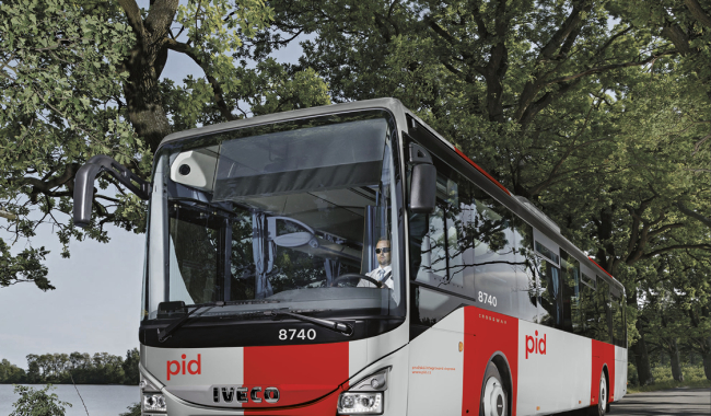Středočeský kraj v autobusech PID od srpna rozšíří možnost nástupu všemi dveřmi