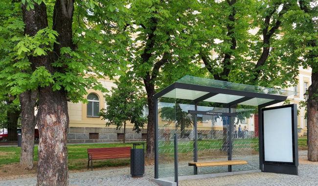 Příbram zahájila výměnu autobusových přístřešků. Nové zastávky budou ve městě i osadách
