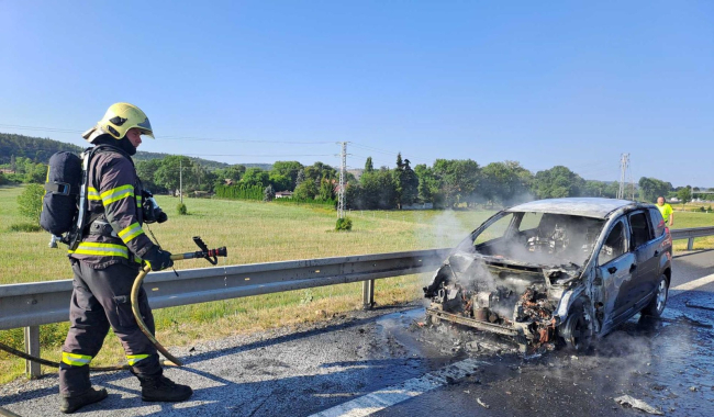 Na D4 ráno hořelo osobní auto, směr na Prahu byl zcela uzavřen