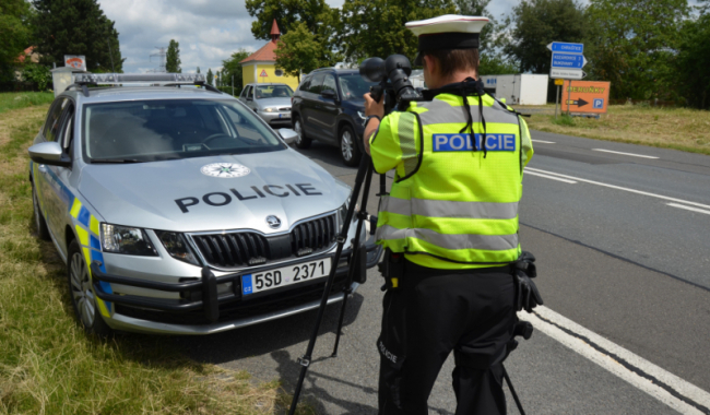 Kamery na těle, virtuální realita i nové vybavení. Kraj investuje miliony do středočeské policie
