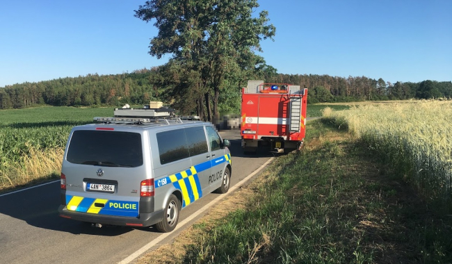 TRAGÉDIE U SEDLČAN: Osobní auto narazilo do stromu, řidič na místě zemřel