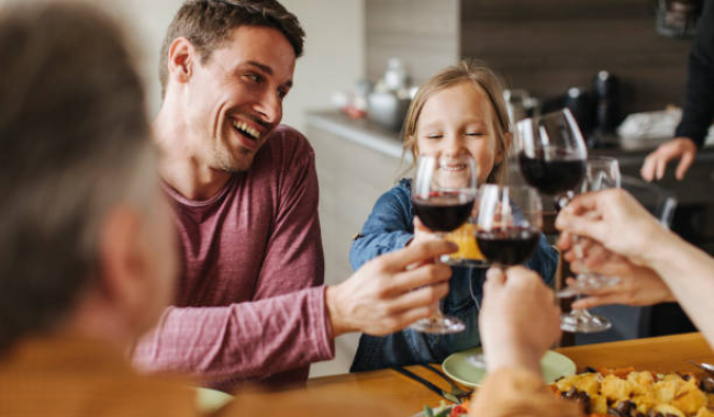 Alkohol dětem? V Německu končí. U nás je to pořád kulturní tradice