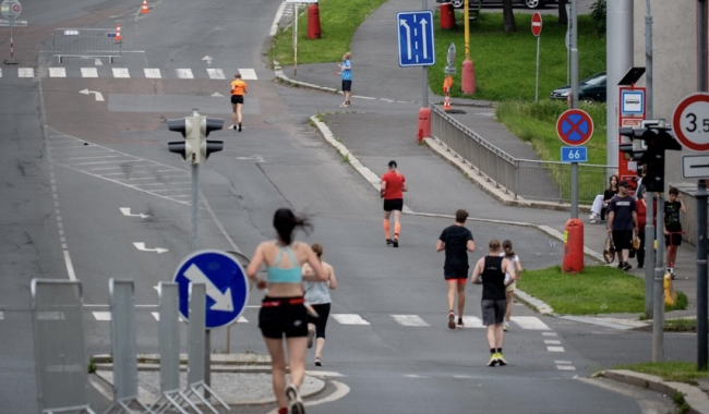Chůze, nebo běh? Možná vás překvapí, co je pro tělo skutečně lepší