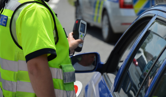 Silniční kontroly přitvrdí: Policie řidiče o posledním prázdninovém víkendu pořádně prověří