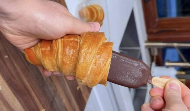 Croissant už nestačí. Internet letos spojuje pečivo s nanukem