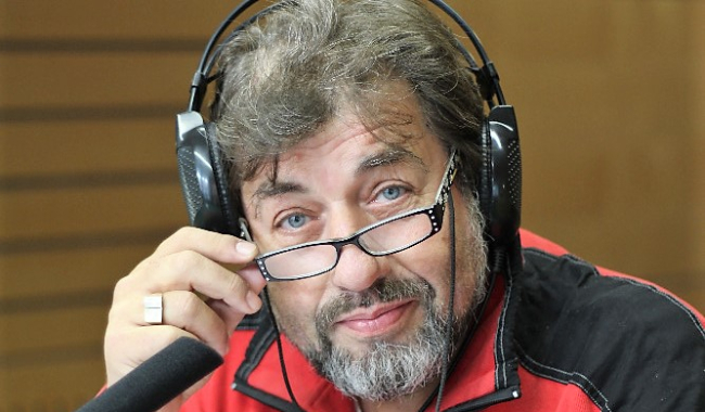 „Začněte u sebe.“ Zdeněk Junák v Kavárně U Nulté hodiny o herectví, politice i humoru
