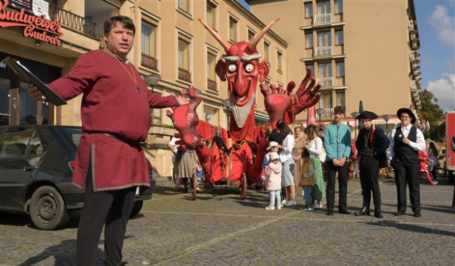 Pískfest startuje a studenti mají dárek: Ostře sledované vlaky jen za 90 Kč. Stačí průkaz.