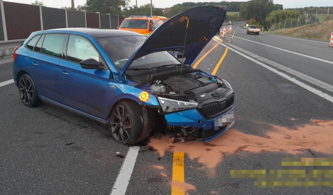 Ranní karambol v zúžení na dálnici D4: Opel sestřelil pylon, ten se odrazil do protijedoucí škodovky