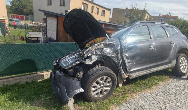 Tři nehody na silnici I/18: U Dubence narazil motorkář do pickupu Toyota, v Dublovicích bourala sanitka a u Vranovic skončil vůz na boku.