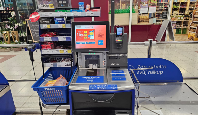 Samoobslužná pokladna, mobil v ruce a klubová cena. Kam se posunulo nakupování v Česku?