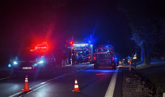 Náraz zezadu u Drásova: Nissan skončil v kufru Alfy Romeo a zcela uzavřel silnici