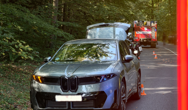 Střet motocyklu s autem uzavřel hlavní tah na Plzeň: Zraněné motorkářky skončily v nemocnici