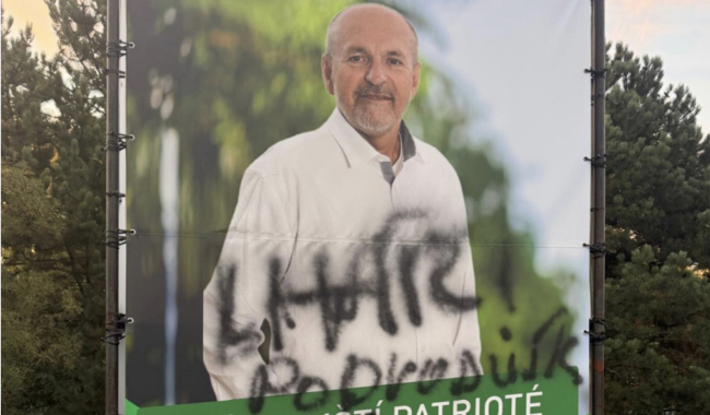 „Lhář“ a „podvodník“. Někdo posprejoval volební plakáty Ivana Fuksy