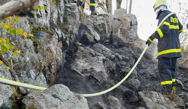 Hasiči na Příbramsku bojovali s požáry: U Svatohorského dolu pomohla džberová stříkačka, na skály u Věšína musela čtyřkolka