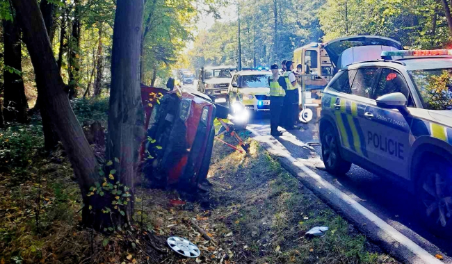 U Dobříše se srazily dvě škodovky, těžce zraněnou řidičku transportoval vrtulník do nemocnice.