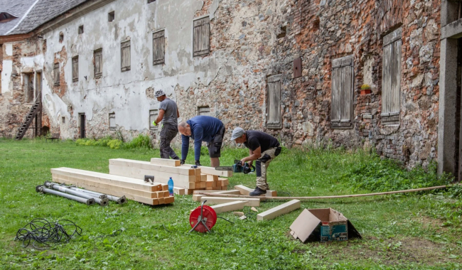 Díra, která mohla způsobit katastrofu. Malý palác v zámku se podařilo rožmitálským nadšencům zachránit