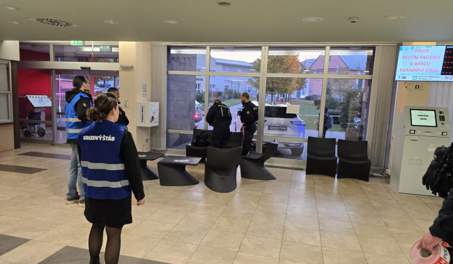 Ve vestibulu nemocnice bylo nalezeno podezřelé zavazadlo. Na místě zasahovala policie