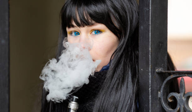 Konec „vapingu“ v Česku? Ve hře je globální zákaz elektronických cigaret od roku 2028