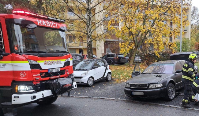 V Příbrami spadlo na mladého muže auto, pro zraněného letěl vrtulník