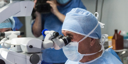 V obležení novinářů: Primář Bodnár včera provedl světově unikátní operaci