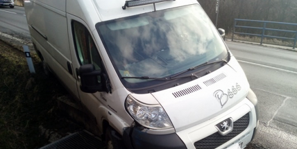 Aktuálně: Dodávka zaparkovala pravým kolem mimo vozovku