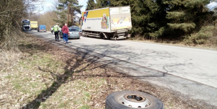 Na objízdné trase upadla nákladnímu vozu kola