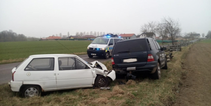 Řidička se lekla a vyjela mimo silnici, kde nabourala do stojícího auta