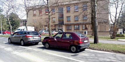 Právě v tuto chvíli: Dopravní nehoda u divadla částečně omezuje provoz