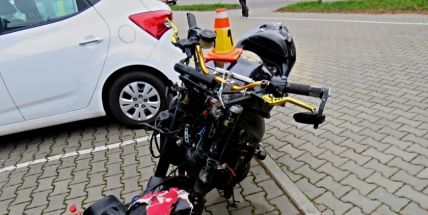 Narazil autem do motocyklisty a od nehody ujel