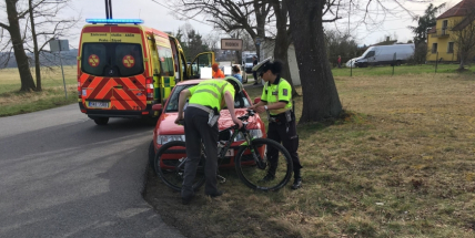 Právě teď: Střet osobního vozu s cyklistou si vyžádal zranění