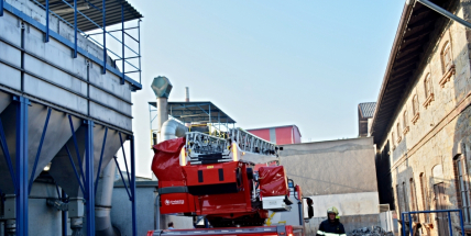 Několik hasičských jednotek likviduje požár v areálu Kovohutí