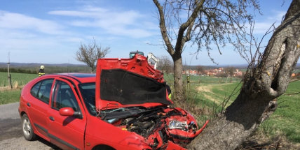 Právě teď: Auto narazilo přímo do stromu, zasahují všechny složky IZS