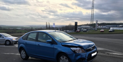 Pátek třináctého začal pro řidiče dopravní nehodou na příjezdu do města