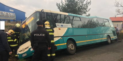 Aktuálně: V Žírovech "zaparkoval" autobus mimo komunikaci.