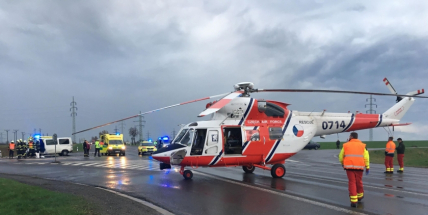 Právě teď: Hasiče při cestě k požáru rodinného domu smetla dodávka. V místě přistává vrtulník