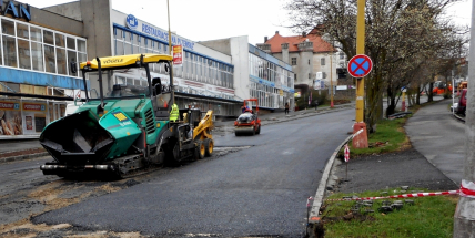 Plzeňská ulice dostává již nový asfaltový koberec