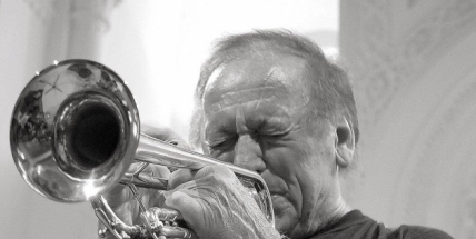 Jazzový trumpetista Laco Deczi míří do Příbrami