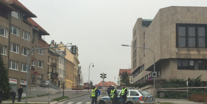 Uzavřená oblast se zvětšuje, policisté odklánějí dopravu už u soudu