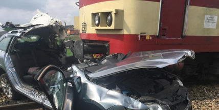 Právě teď: Střet vlaku s osobním vozem si vyžádal lidský život