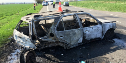 Aktuálně: Po střetu dvou vozidel bylo jedno odmrštěno do pole, druhé pohltily plameny