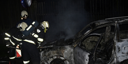 PRÁVĚ TEĎ: V obci Vranovice likvidují hasiči požár auta