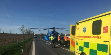 Aktuálně: K dopravní nehodě s těžkým zraněním motorkáře přistává vrtulník