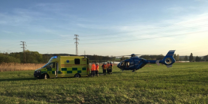 Aktuálně: Střet osobního vozu s motocyklem uzavřel hlavní tah na Strakonice, v místě zasahuje vrtulník LZS