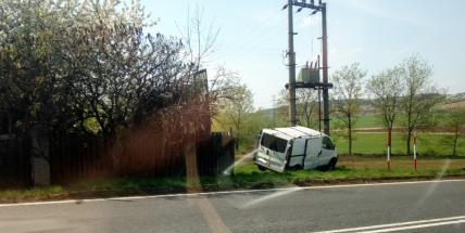 Aktuálně: Dodávka plná tašek skončila mimo komunikaci ve sloupu elektrického vedení