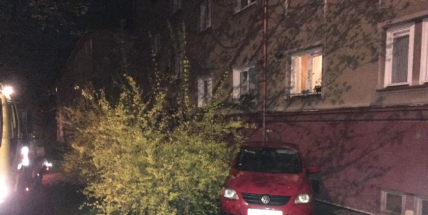Právě teď: Vůz zaparkoval do zdi bytového domu