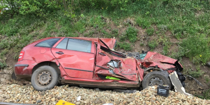 Aktuálně: Na železničním přejezdu vjelo vozidlo pod projíždějící vlak, v místě přistává vrtulník