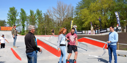 Skejťáci se konečně dočkali a paní místostarostka už po nocích nemusí brázdit ulice na prkně, aby natrénovala