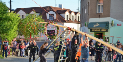 Po 15 letech stavěli březohorští hasiči májku bez pomoci jeřábu. Poté rozlícený dav ztrestal upálením na hranici dvě hříšnice
