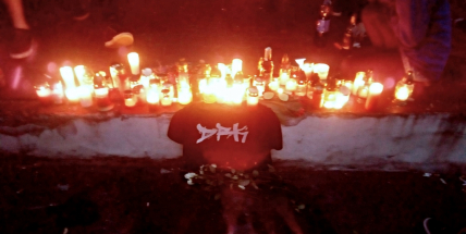 Desítky mihotavých plamínků svíček připomínají místo noční tragedie