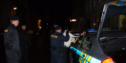 Značně opilý muž se popral s několika policisty a následně zdemoloval policejní celu